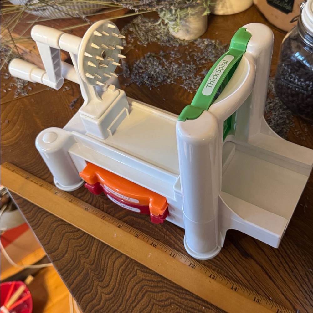 Farberware Spiraletti Fruit & Vegetable Slicer with box & directions, 3 blades - Picture 2 of 14